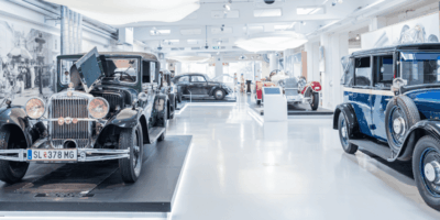 Automobilmuseum-Oldtimer-Ausstellung-Erlebniswelt-fahrTraum-Mattsee_2-845x684